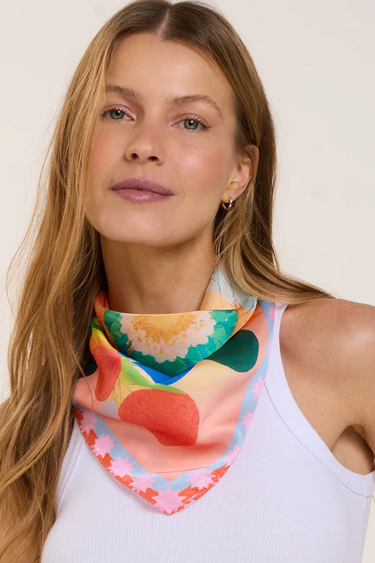 Lenço Imaginário Solar em cetim de poliéster | 50x50cm