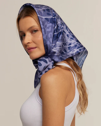 Lenço Majestosa Print future dusk em cetim de poliéster | 70x70cm