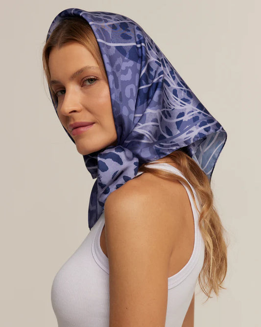 Lenço Majestosa Print future dusk em cetim de poliéster | 70x70cm